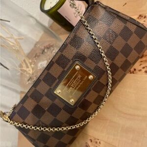 LOUIS VUITTON
Damier Ebene Eva Clutch